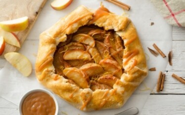 Galette rustica con mele e salsa al caramello