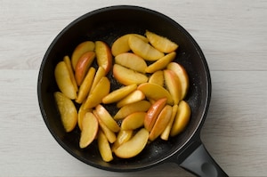 Preparazione Galette rustica con mele e salsa al caramello - Fase 3