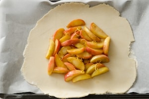 Preparazione Galette rustica con mele e salsa al caramello - Fase 4