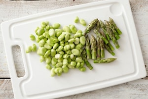 Preparazione Insalata di fave, asparagi e pancetta - Fase 1