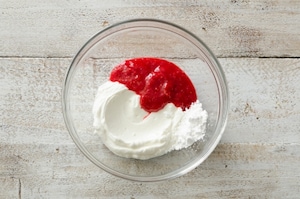 Preparazione Mini mousse di yogurt e lamponi - Fase 1