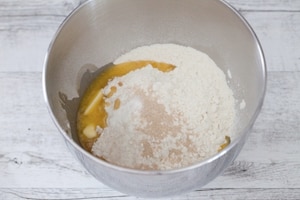 Preparazione Panini morbidi al burro, aglio e erbe - Fase 1