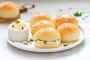 Preparazione Panini morbidi al burro, aglio e erbe - Fase 3