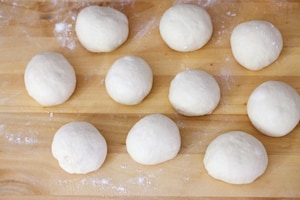 Preparazione Panini morbidi al burro, aglio e erbe - Fase 2
