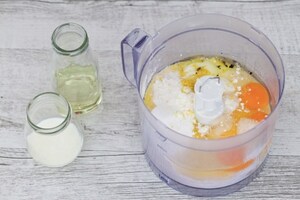 Preparazione Plumcake allo yogurt e gocce di cioccolato - Fase 1