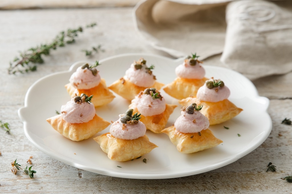 Antipasti Di Natale Senza Glutine.Ricetta Stuzzichini Di Pasta Sfoglia Con Mousse Di Prosciutto Cucchiaio D Argento