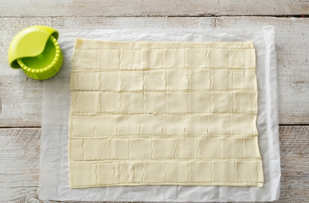 Preparazione Stuzzichini di pasta sfoglia con mousse di prosciutto - Fase 1 Preparazione Stuzzichini di pasta sfoglia con mousse di prosciutto - Fase 1