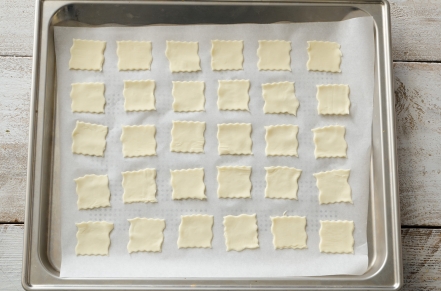 Preparazione Stuzzichini di pasta sfoglia con mousse di prosciutto - Fase 1 Preparazione Stuzzichini di pasta sfoglia con mousse di prosciutto - Fase 1