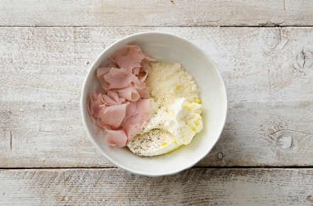 Preparazione Stuzzichini di pasta sfoglia con mousse di prosciutto - Fase 2 Preparazione Stuzzichini di pasta sfoglia con mousse di prosciutto - Fase 2