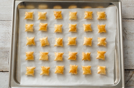 Preparazione Stuzzichini di pasta sfoglia con mousse di prosciutto - Fase 3 Preparazione Stuzzichini di pasta sfoglia con mousse di prosciutto - Fase 3
