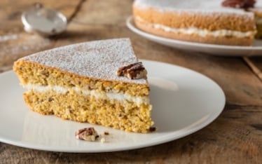 Torta di carote, noci pecan e crema al formaggio