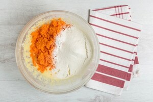Preparazione Torta di carote, noci pecan e crema al formaggio - Fase 2