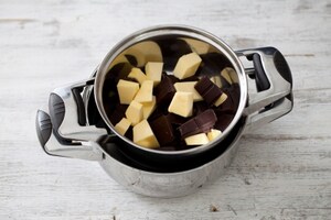 Preparazione Torta ganache al cioccolato - Fase 1