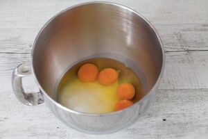 Preparazione Torta rovesciata alle arance e fiori d'arancio  - Fase 1