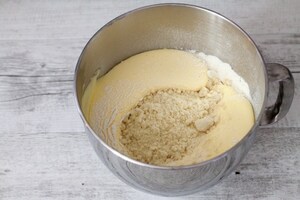 Preparazione Torta rovesciata alle arance e fiori d'arancio  - Fase 2