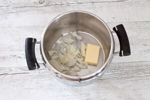 Preparazione Zuppa di pane nero - Fase 1