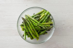 Preparazione Asparagi al forno con prosciutto e fontina - Fase 1