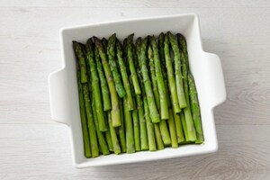 Preparazione Asparagi al forno con prosciutto e fontina - Fase 1