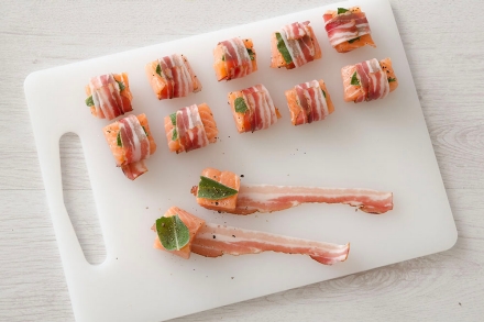 Preparazione Bocconcini di salmone e bacon - Fase 1 Preparazione Bocconcini di salmone e bacon - Fase 1