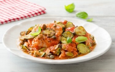 Filetti di merluzzo con zucchine, olive e capperi