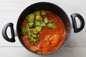 Preparazione Filetti di merluzzo con zucchine, olive e capperi - Fase 3