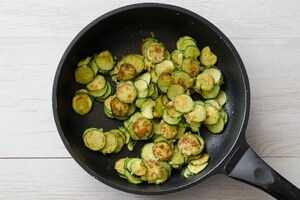 Preparazione Filetti di merluzzo con zucchine, olive e capperi - Fase 1