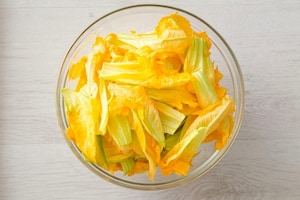 Preparazione Frittata ai fiori di zucca - Fase 1