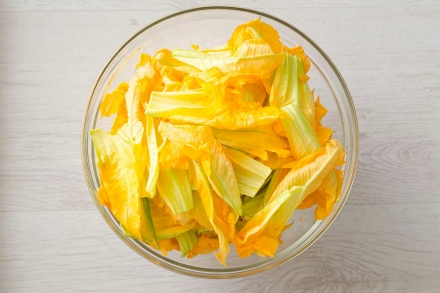 Preparazione Frittata ai fiori di zucca - Fase 1 Preparazione Frittata ai fiori di zucca - Fase 1