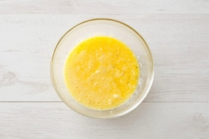 Preparazione Frittata ai fiori di zucca - Fase 1