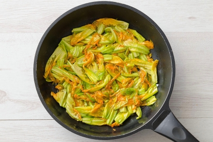 Preparazione Frittata ai fiori di zucca - Fase 2 Preparazione Frittata ai fiori di zucca - Fase 2