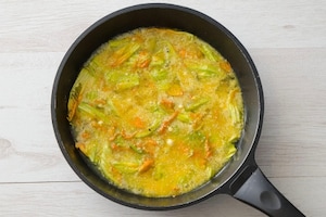 Preparazione Frittata ai fiori di zucca - Fase 2