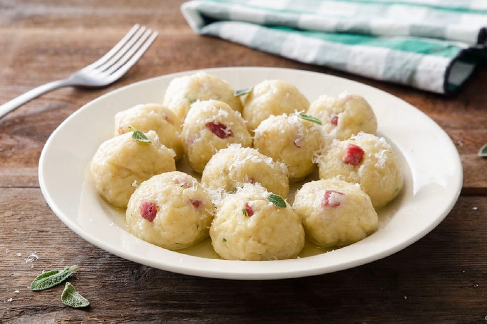 Gnocchi di pane al salame ricetta