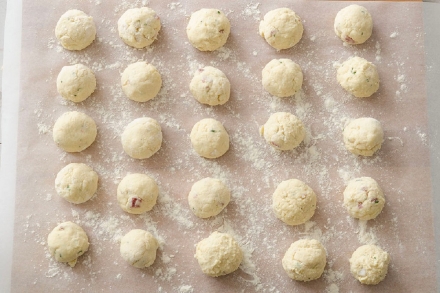 Preparazione Gnocchi di pane al salame - Fase 3 Preparazione Gnocchi di pane al salame - Fase 3