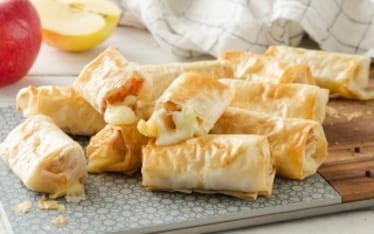 Involtini di pasta fillo con mele, pancetta e formaggio 