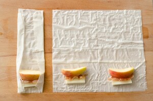 Preparazione Involtini di pasta fillo con mele, pancetta e formaggio  - Fase 2