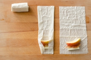 Preparazione Involtini di pasta fillo con mele, pancetta e formaggio  - Fase 2