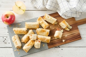 Preparazione Involtini di pasta fillo con mele, pancetta e formaggio  - Fase 3