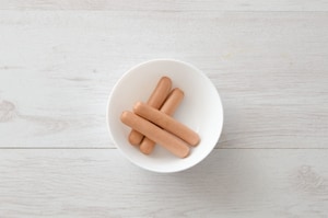 Preparazione Maccheroncini ai würstel, panna e uovo - Fase 1