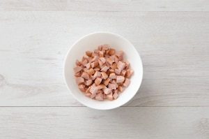 Preparazione Maccheroncini ai würstel, panna e uovo - Fase 1