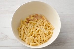 Preparazione Maccheroncini ai würstel, panna e uovo - Fase 3