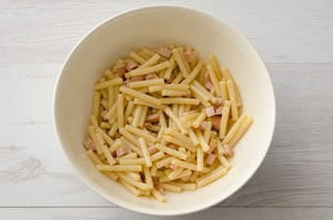 Preparazione Maccheroncini ai würstel, panna e uovo - Fase 3