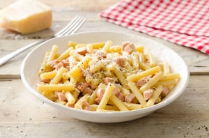 Preparazione Maccheroncini ai würstel, panna e uovo - Fase 4