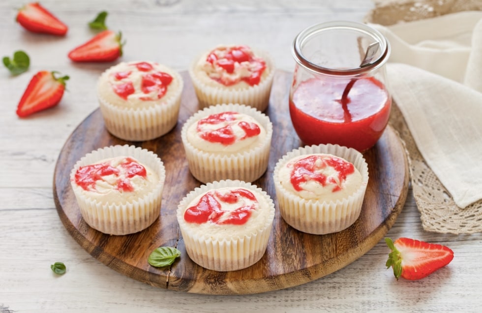 Mini cheesecake marmorizzate alle fragole ricetta