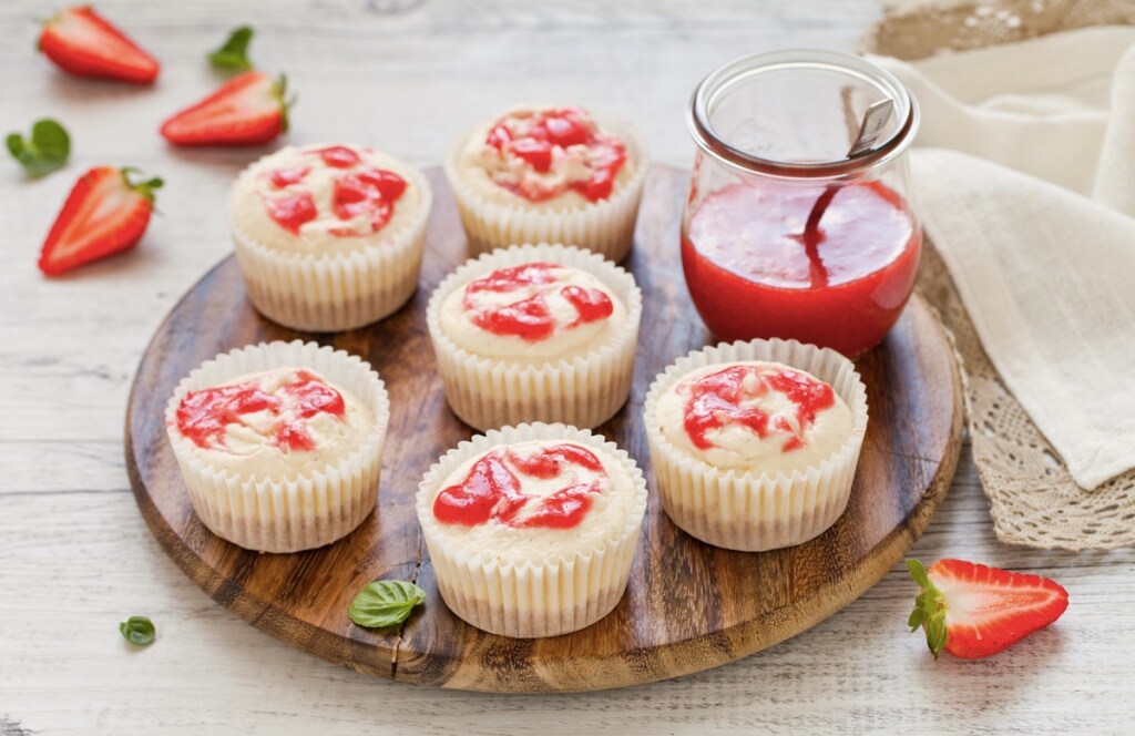 Ricetta Mini cheesecake marmorizzate alle fragole - Cucchiaio d'Argento