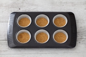 Preparazione Mini cheesecake marmorizzate alle fragole - Fase 1