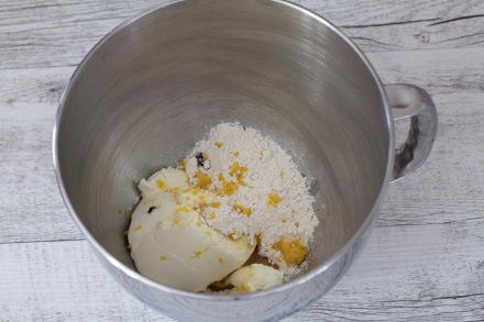 Preparazione Mini cheesecake marmorizzate alle fragole - Fase 2 Preparazione Mini cheesecake marmorizzate alle fragole - Fase 2