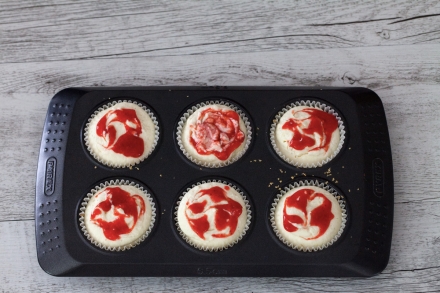 Preparazione Mini cheesecake marmorizzate alle fragole - Fase 5 Preparazione Mini cheesecake marmorizzate alle fragole - Fase 5