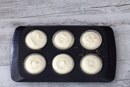 Preparazione Mini cheesecake marmorizzate alle fragole - Fase 4 Preparazione Mini cheesecake marmorizzate alle fragole - Fase 4