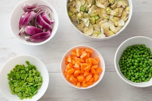 Preparazione Padellata di piselli e fave con verdure - Fase 1