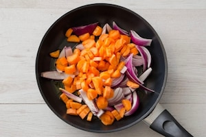 Preparazione Padellata di piselli e fave con verdure - Fase 2